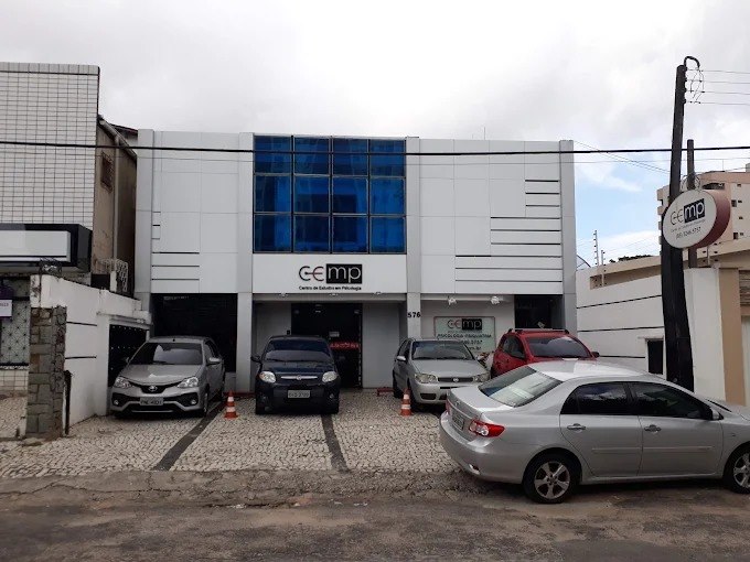 Vista da rua do consultório, com estacionamento em frente